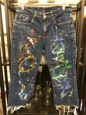 Distressed LEVIS Capri, size 10  #2006