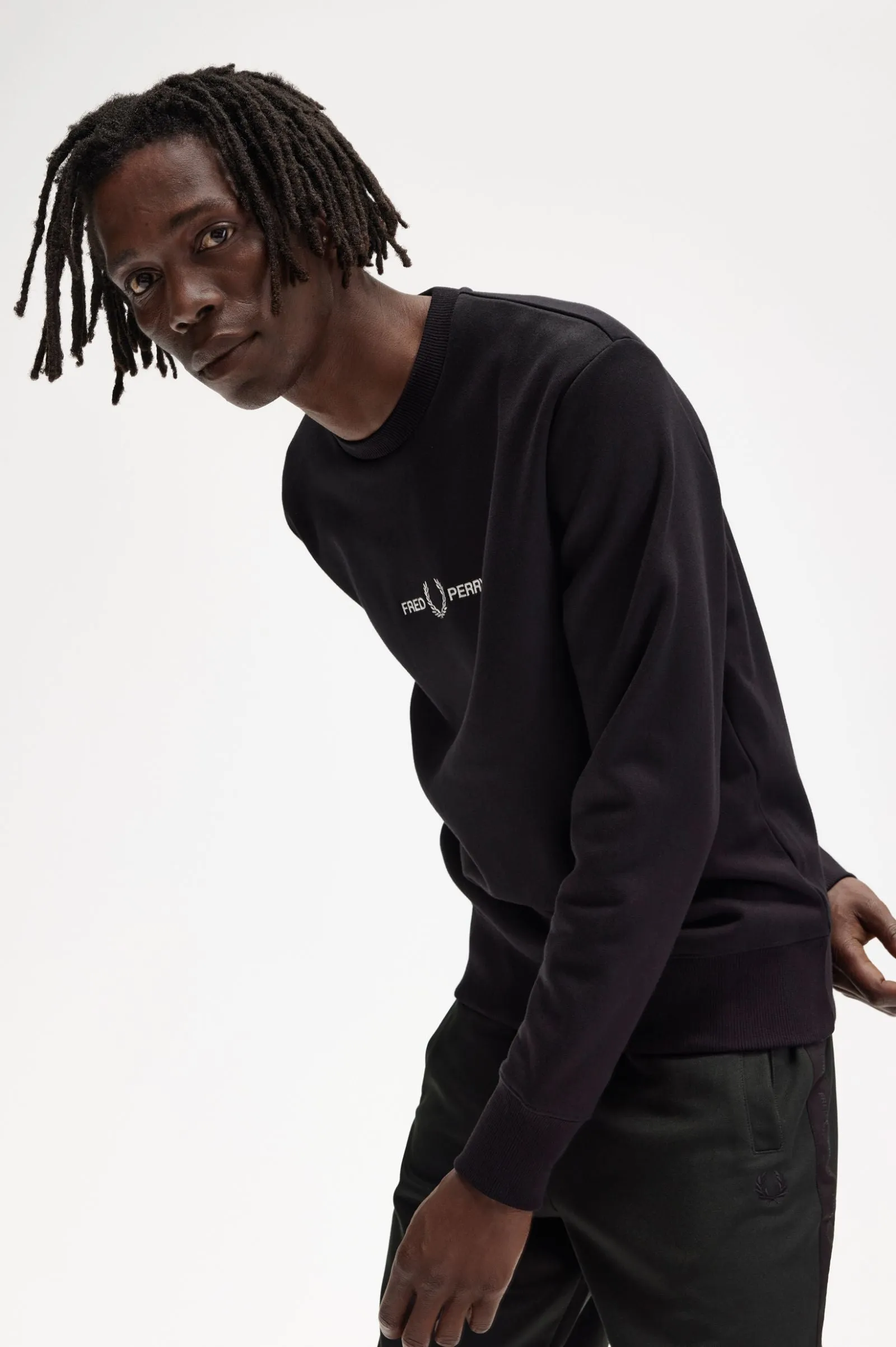 Fred Perry M4727 Embroided Sweatshirt 102 Black