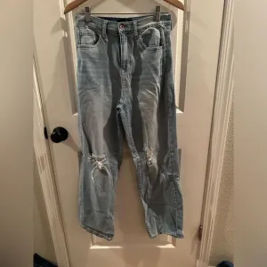 Kendall &amp; Kylie The High Rise Skater Distresses Baggy Jeans Size 5