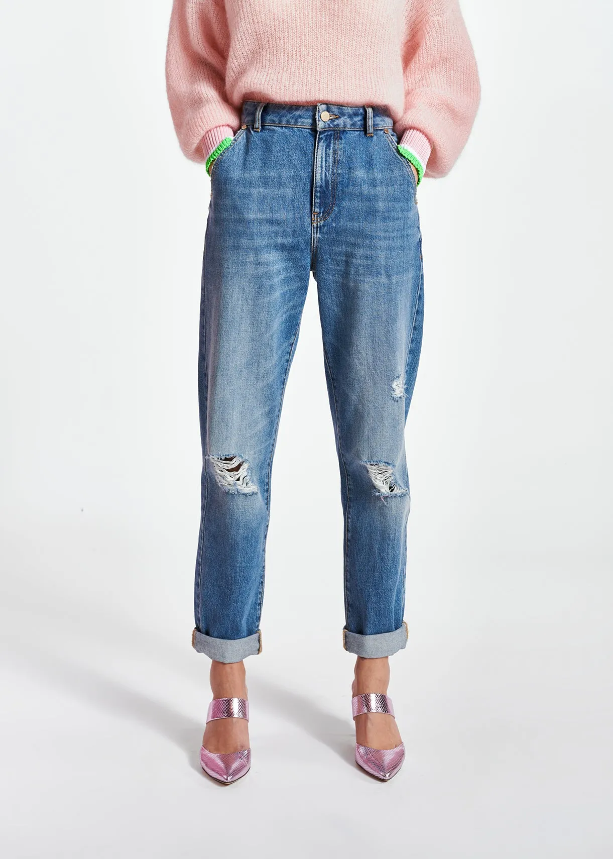 Loose-fit distressed blue jeans