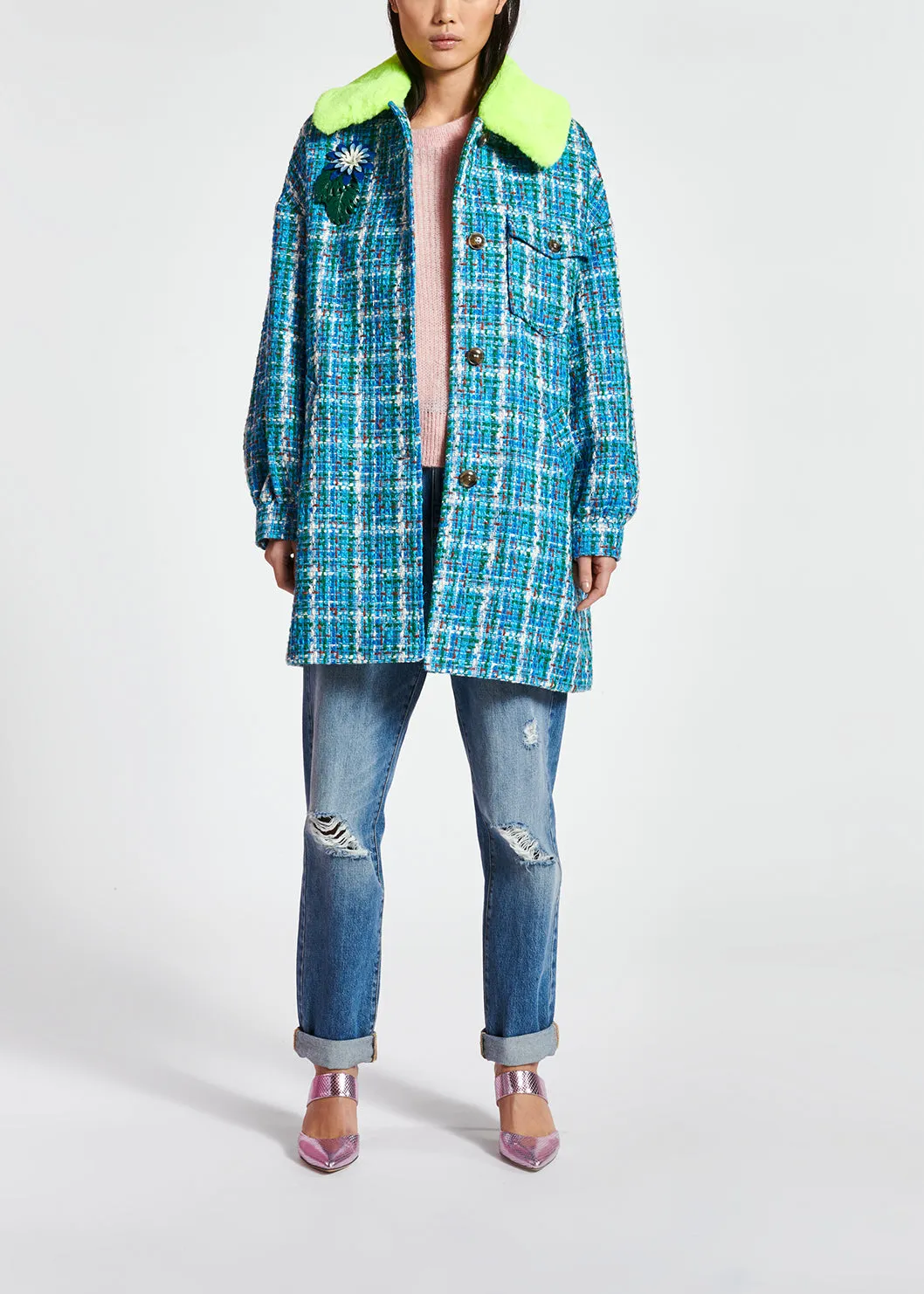Loose-fit distressed blue jeans