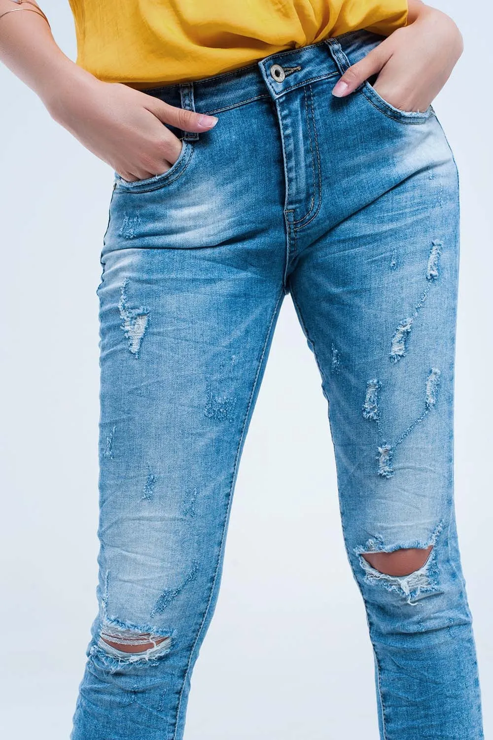 Skinny jeans in mid wash with knee rips