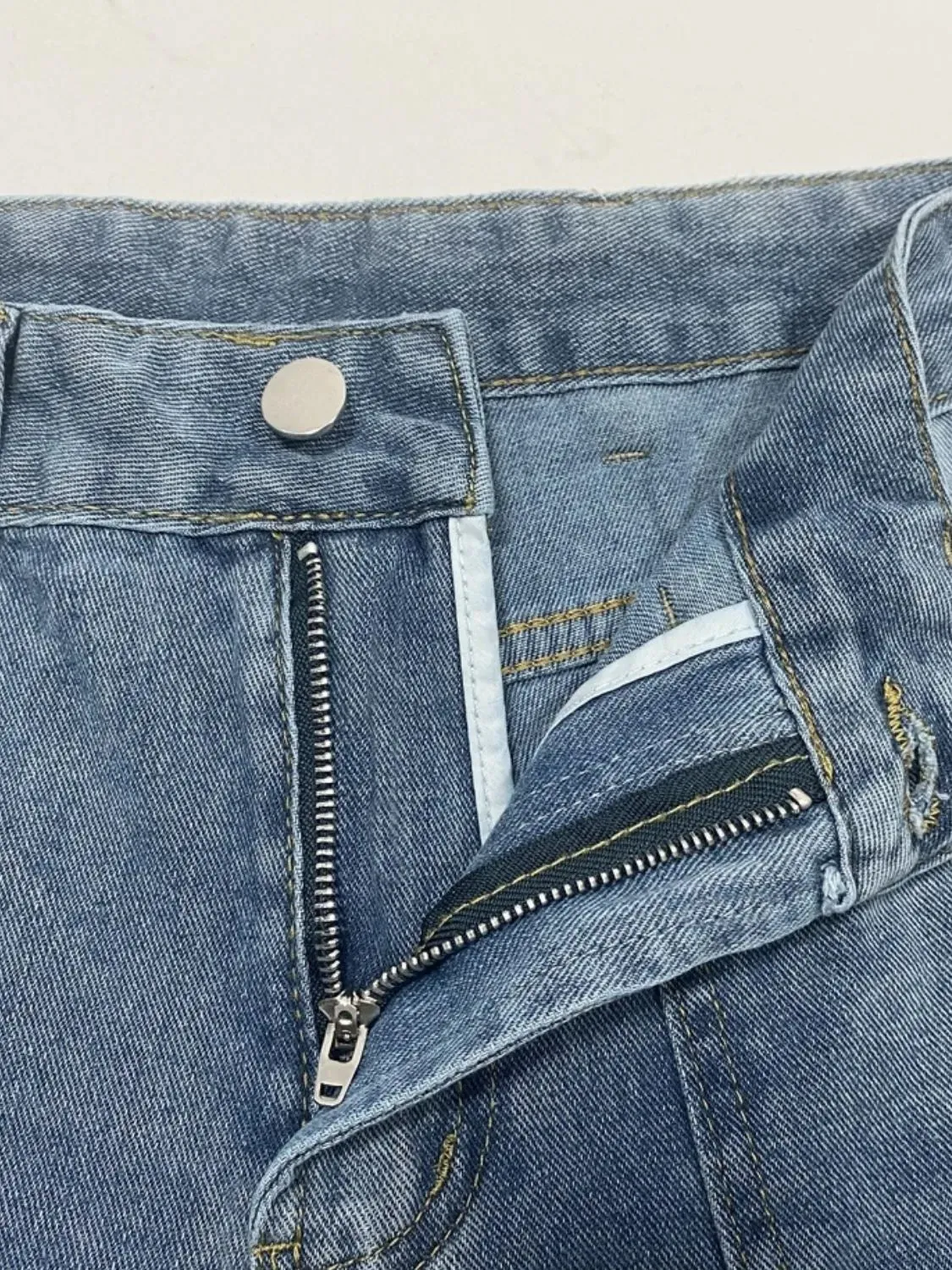 Stylish Distressed Jeans with Pockets for Every Occasion
